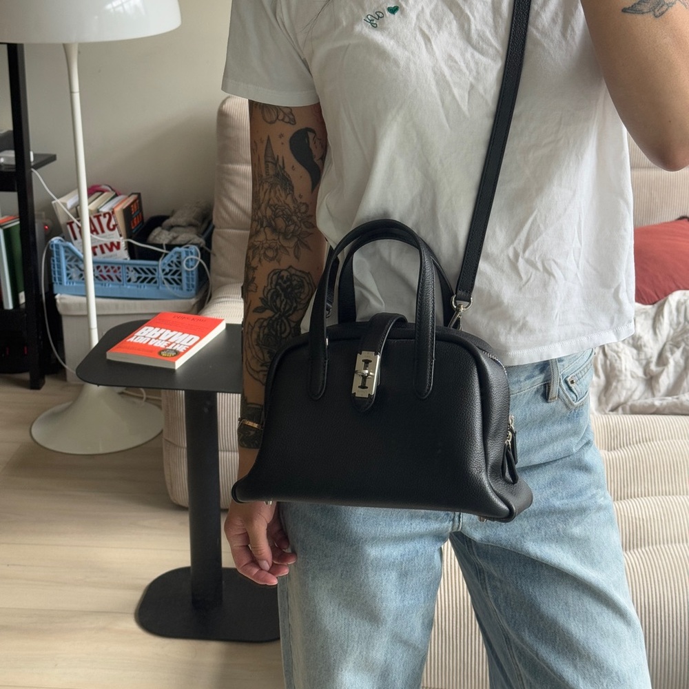 Vunque toque bag black leather